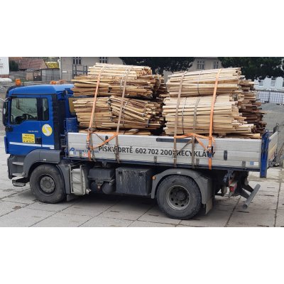 Dřevěné okory směs tvrdých dřev délka 2 m - Auto s balíky okorů.jpg