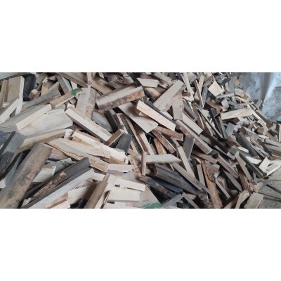 dřevěné odřezky různé tvary tvrdé suché dřevo (volně ložené) - 20251006_130818.jpg