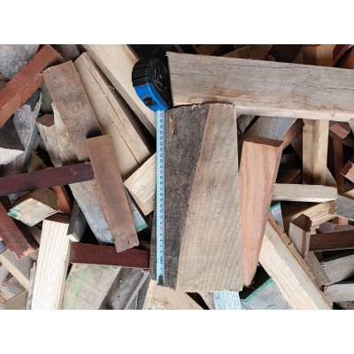 dřevěné odřezky různé tvary tvrdé suché dřevo (volně ložené) - 20251014_135819.jpg