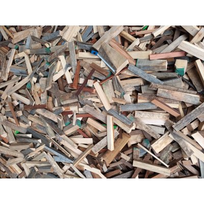 dřevěné odřezky různé tvary tvrdé suché dřevo (volně ložené) - 20251014_135924.jpg