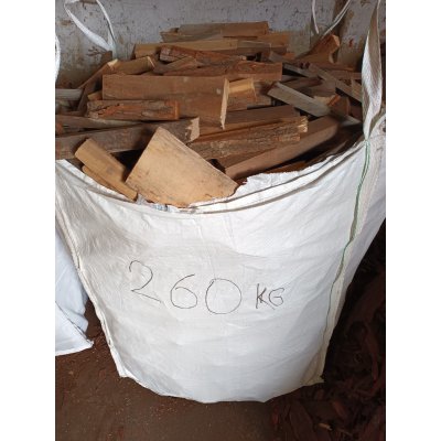 dřevěné odřezky různé tvary tvrdé suché dřevo (volně ložené) - odřezky ve vaku 260 kg.jpg
